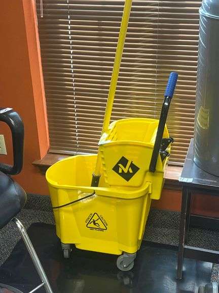 MEMBERS MARK YELLOW COMMERCIAL MOP BUCKET WITH MOP INCLD.
