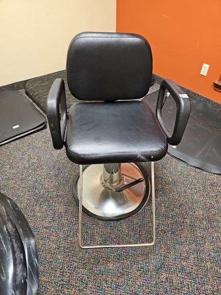 BLACK HYDRAULIC SALON STYLING CHAIR