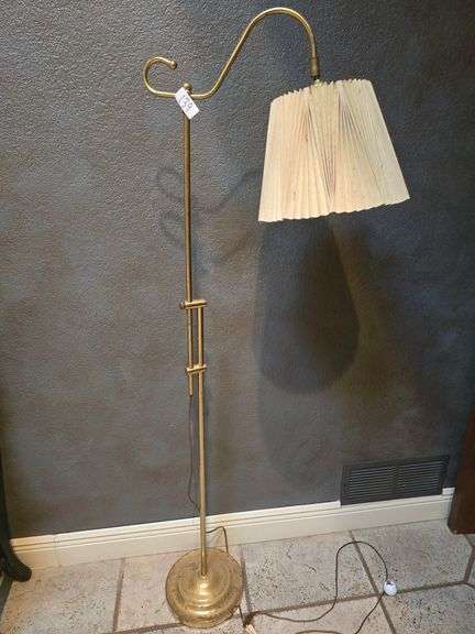 Vintage solid metal floor lamp aprox 61"h