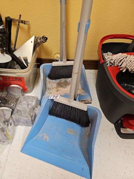 QUICKE SMALL BROOM AND DUSTPAN SET