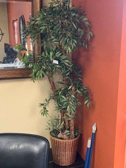 5'H FAUX TREE IN WICKER PLANTER