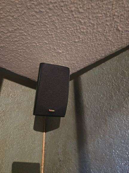 Polk Audio sound system with powered subwoofer RM6750 Corner speakers RM6761 and front speaker