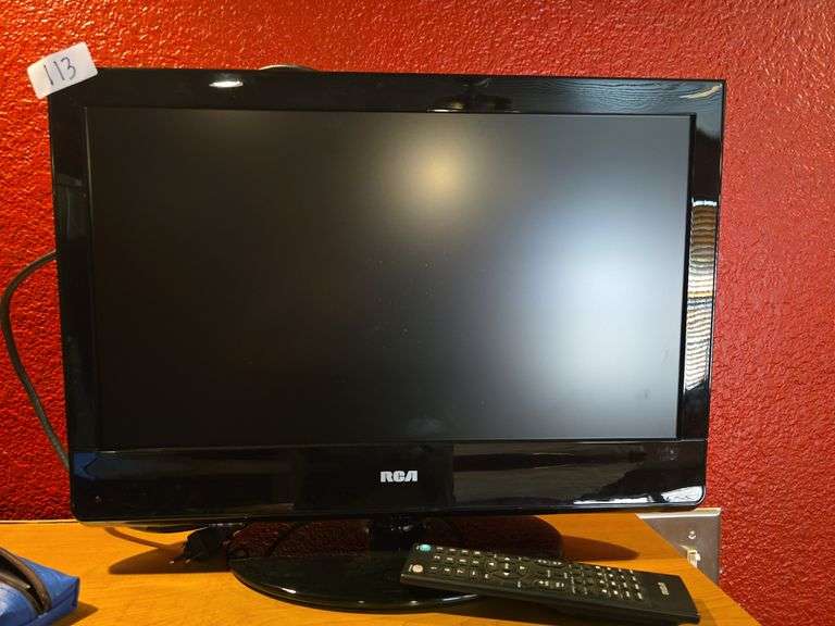 RCA 22" LCD full HDTV DVD Combo Model 22LA45RQD with remote, power and coax cable