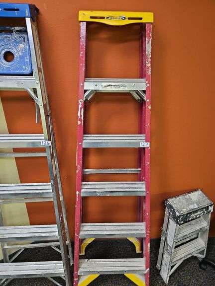 WERNER 225LBS 6' NON-CONDUCTIVE FIBERGLASS LADDER