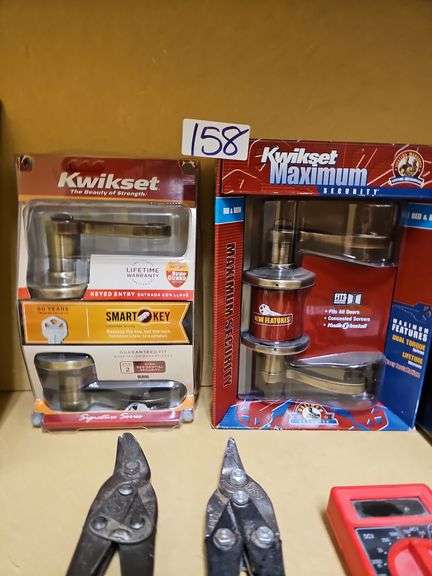 KWIKSET NEW DOOR HANDLES INCLUDING KWIKSET MAXIMUM SECURITY BED & BATH 93001-492 & KWIKSET SIGNATURE SERIES SMART KEYED ENTRY ANTIQUE BRASS 27103-003