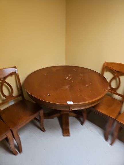SOLID WOODEN VINTAGE DINING TABLE 4'DIA x 2.5'H