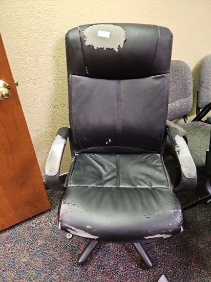 PLEATHER BLACK ROLLING OFFICE CHAIR