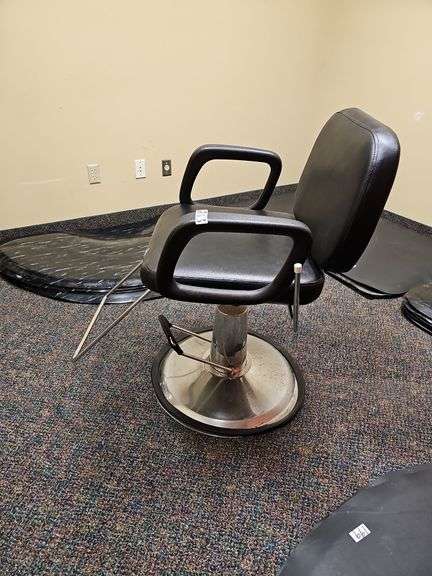 BLACK HYDRAULIC SALON STYLING CHAIR