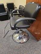 BLACK HYDRAULIC SALON STYLING CHAIR