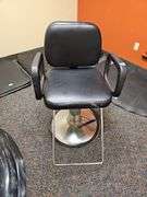 BLACK HYDRAULIC SALON STYLING CHAIR