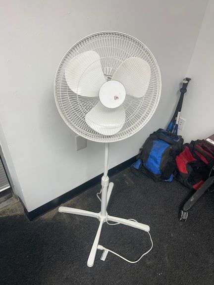 WHITE OSCILLATING 3-SPEED STANDING FAN FS40-19MA