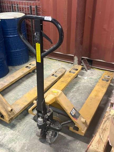 CAT 5500LBS PALLET JACK IN WORKING CONDITION