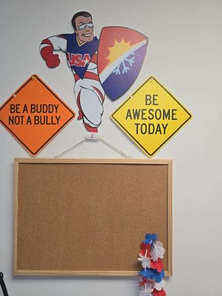 WALL HANGING CORKBOARD APROX 23"x17" WITH VARIOUS WALL DÉCOR INCLD.