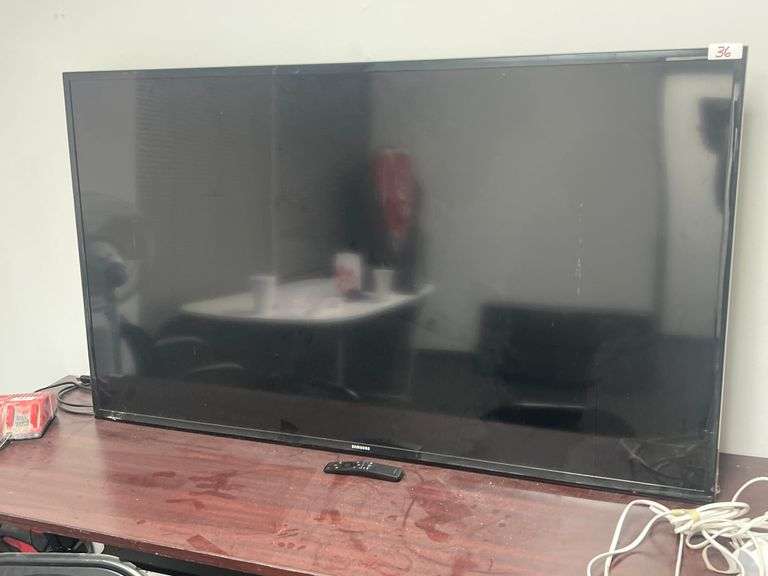 SAMSUNG 60" TV MODELUN60J6200AFXZA POWERS ON WITH REMOTE, POWER CABLE, WALL MOUNT AND HDMI INCLD.