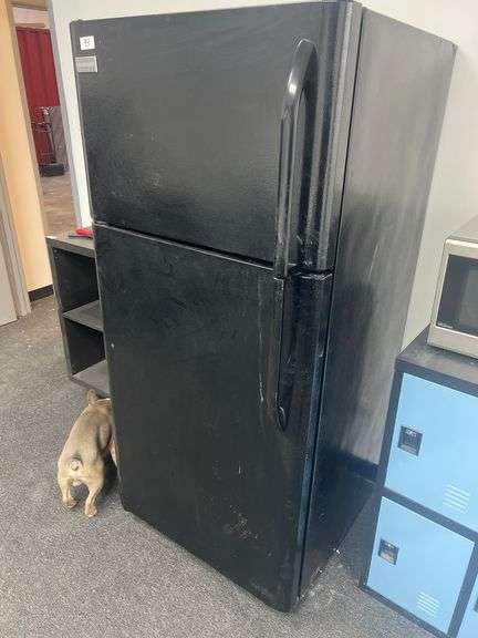 FRIGIDAIRE BLACK 2-DOOR REFRIGERATOR / FREEZER APROX 30"x32"x5.5'