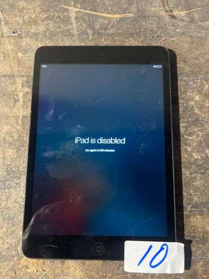 APPLE IPAD A1432 FIRST GEN IPAD MINI 7.9" , POWERS ON, USES LIGHTING ADAPTER