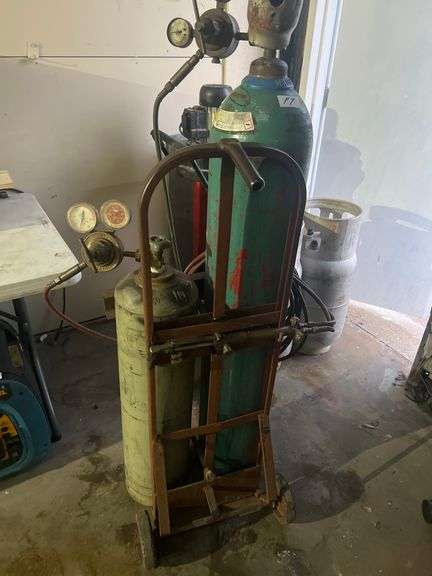 COMPLETE PORTABLE WELDING STATION WITH OXY/ACC TANKS, GAUGE MANIFOLDS, HOSE AND HARRIS TORCH