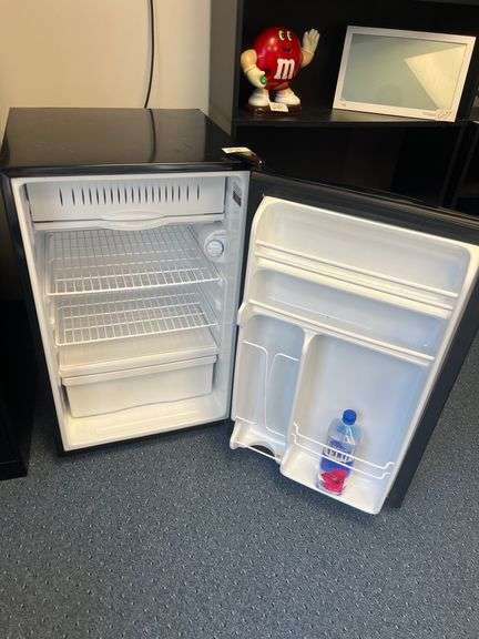 GE BLACK SINGLE DOOR MINI FRIDGE WMR04BAPBBB WITH SMALL FREEZER, IN WORKING CONDITION, OVERALL CLEAN AND READY FOR A NEW HOME!