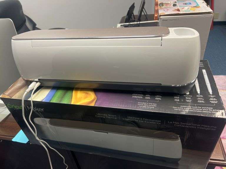 CRICUT MAKER CXPL301A ULTIMATE CUTTING MACHINE BOX INCLUDED WITH CUTTING MATS, DATA TRANSFER CABLE AND POWER CABLE