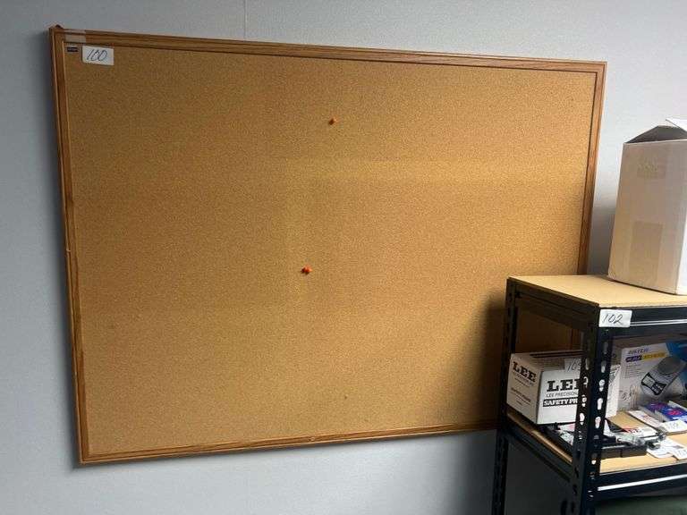 BOONE CLIP ON WALL HANGING CORKBOARD APROX 4'x3'
