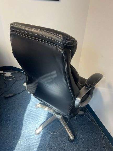 ULTRA CUSHIONED BLACK ROLLING OFFICE CHAIR WITH HEIGHT ADJUSTMENT