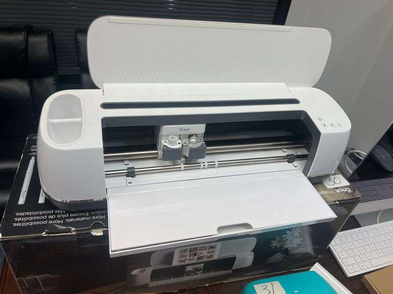 CRICUT MAKER CXPL301A ULTIMATE CUTTING MACHINE BOX INCLUDED WITH CUTTING MATS, DATA TRANSFER CABLE AND POWER CABLE