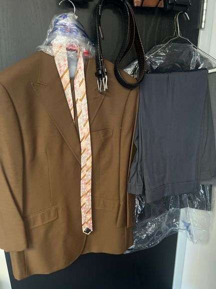 MEN'S PADDED SHOULDER SUIT JACKETS MANY AROUND SIZE 45 S, BRANDS SUCH AS MAZARI, ANGELO ROSSI, FALCONE FULL TUX, ECT SOME WITH MATCHING PANTS.. LOT ALSO INCLUDES TIES, SHIRTS, BELTS, AND WALLETS! **SOLD PER JACKET WITH EXTRAS INCLUDED