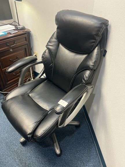 ULTRA CUSHIONED BLACK ROLLING OFFICE CHAIR WITH HEIGHT ADJUSTMENT