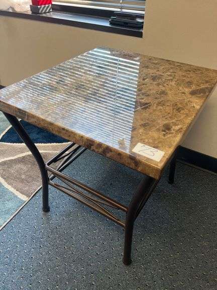 BROWN MARBLE FINISH LOW END TABLE APROX 20"x22"x22"