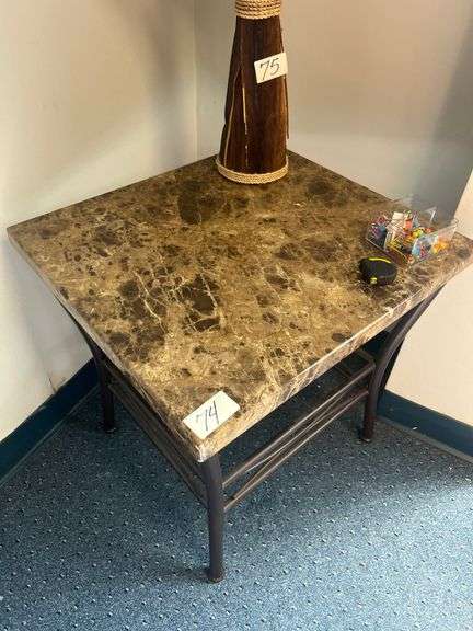 BROWN MARBLE FINISH LOW END TABLE APROX 20"x22"x22"