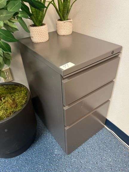 3-DRAWER METAL FILING CABINET APROX 15"x20"