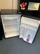 GE BLACK SINGLE DOOR MINI FRIDGE WMR04BAPBBB WITH SMALL FREEZER, IN WORKING CONDITION, OVERALL CLEAN AND READY FOR A NEW HOME!