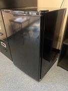 GE BLACK SINGLE DOOR MINI FRIDGE WMR04BAPBBB WITH SMALL FREEZER, IN WORKING CONDITION, OVERALL CLEAN AND READY FOR A NEW HOME!