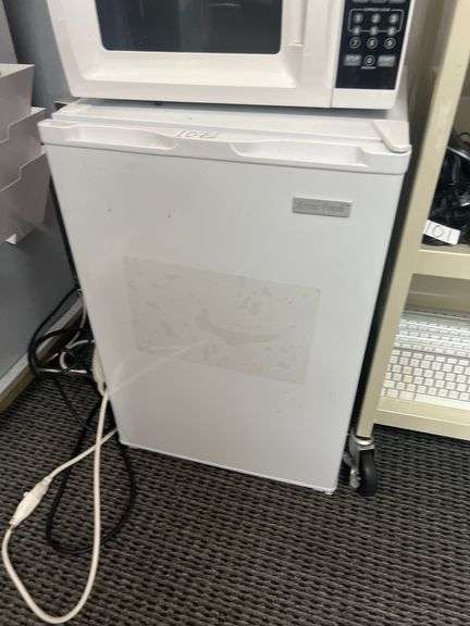ARCTIC FRESH MINI FRIDGE WITH FREEZER IN GREAT WORKING CONDITION
