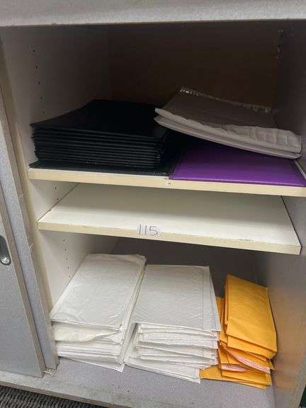 BUBBLE MAILERS IN VARIOUS COLORS AND SIZES RANGING FROM 5"x7.5" to 13"x18" APROX 50 IN LOT