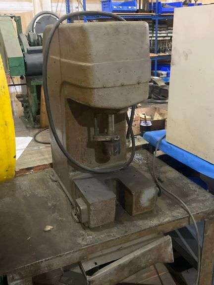 DENISON HYDROILICA MODEL A TWO TON MULTIPRESS 110V 1PH 60CY SN: 1810 MOUNTED TO ALL METAL ROLLING BENCH