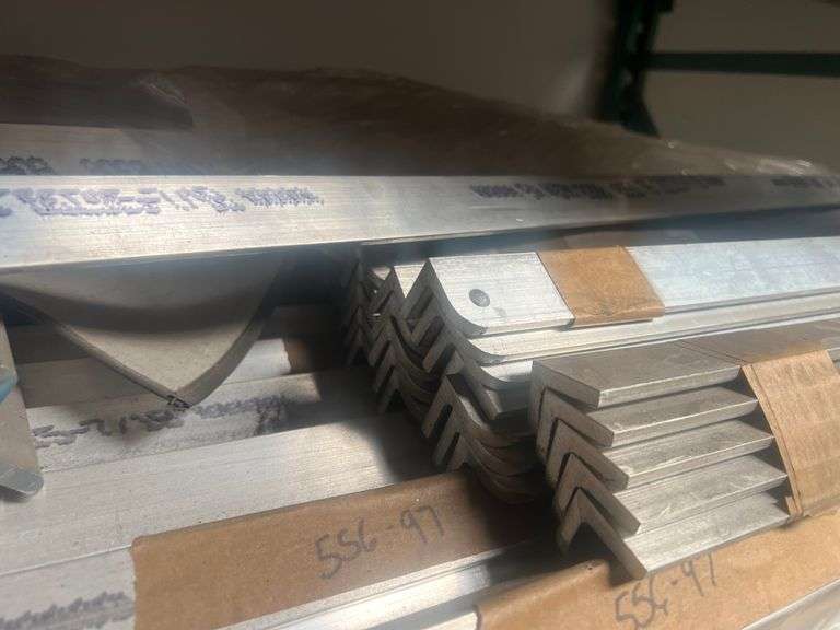 6061 ALUMINUM ANGLES IN VARIOUS LENGTHS RANGING FROM 1' - 5' ABOUT 100PCS IN LOT
