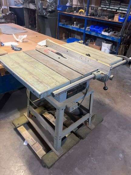 DELTA 10" CONTRACTOR'S SAW TABLE WITH 45°ANGLE MAX