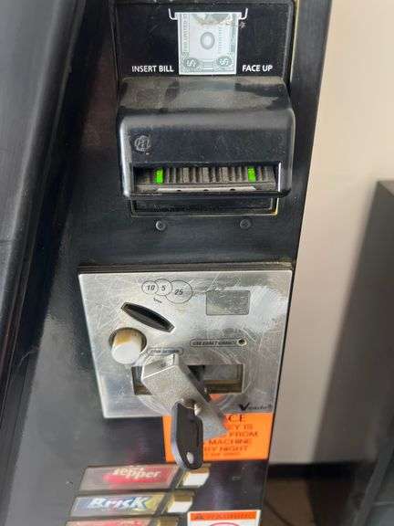 THE VENDO COMPANY DR. PEPPER 8-SLOT VENDING MACHINE 392310011 MACHINE ...