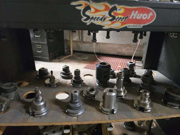 VERTICAL MACHINING CENTER CUTTING TOOLS WITH 3-TIER METAL CART INCLD.