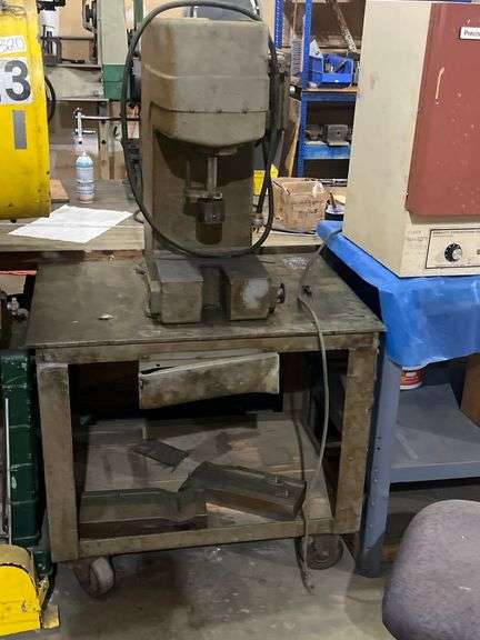 DENISON HYDROILICA MODEL A TWO TON MULTIPRESS 110V 1PH 60CY SN: 1810 MOUNTED TO ALL METAL ROLLING BENCH