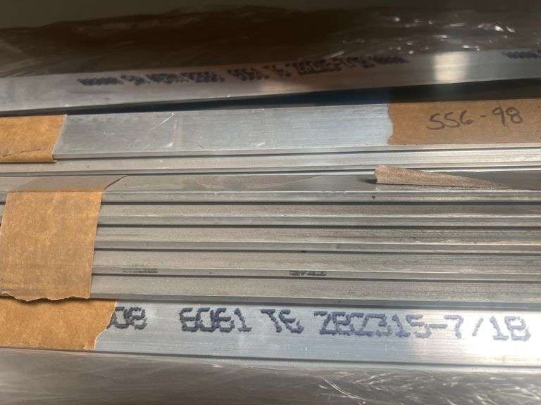 6061 ALUMINUM ANGLES IN VARIOUS LENGTHS RANGING FROM 1' - 5' ABOUT 100PCS IN LOT