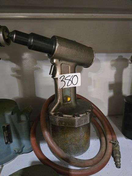 AEROSPACE FASTENER GUN WITH TUBING