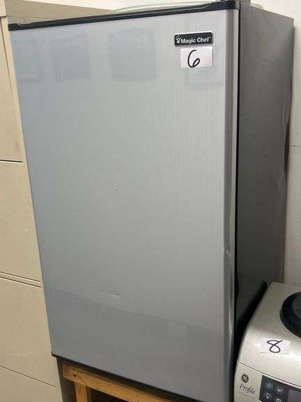 MAGIC CHEF MINI FRIDGE WITH A FREEZER COMPARTMENT, manual incld.