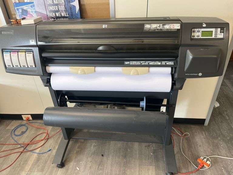HP DESIGN JET 1055CM PLUS LARGE FORMAT PRINTER WITH ADOBE POSTSCRIPT 3, POWER CABLE, CARTRIDGE INTERCONNECT WIPES, AND SOME PAPER / INK INCLD. POWERS ON