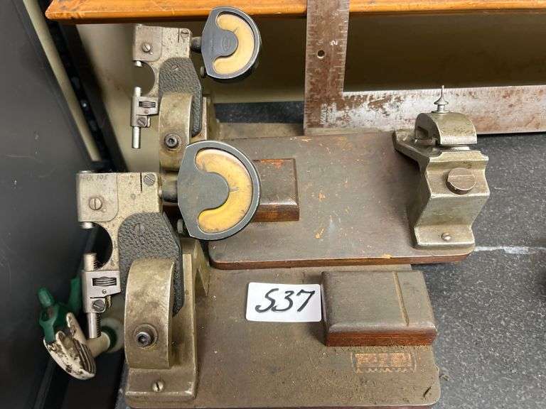 O-VEE GAUGE CO. SPECIALTY MICROMETERS AND VISE MOUNTED TO WOODEN BLOCK