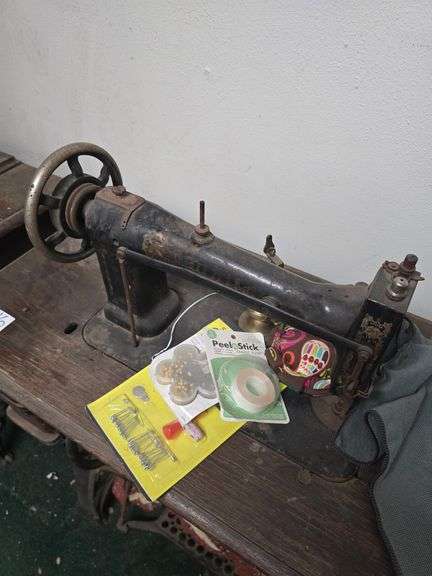 ANTIQUE? WHITE 910 MANUAL SEWING MACHINE IN SOLID WOODEN TABLE WITH VARIOUS ACCESSORIES