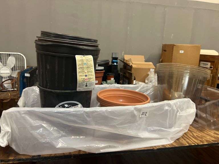 PLASTIC PLANTERS IN A WIDE VARIETY OF SIZES