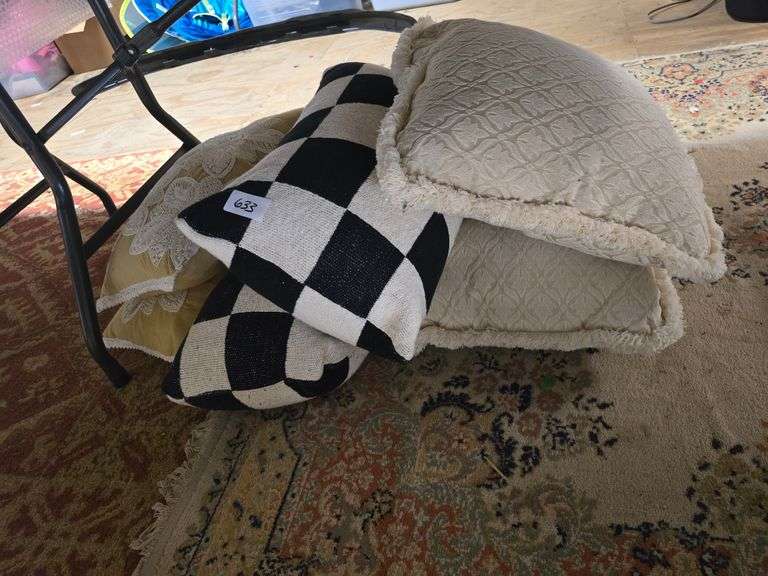 VARIETY OF THROW PILLOWS