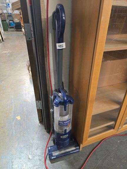 SHARK NAVIGATOR UPRIGHT LIGHTWEIGHT LARGE CAPACITY CANISTER VAC